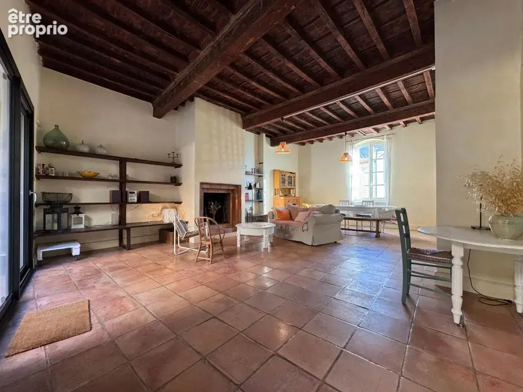 Maison de caractère du XVIe siècle : charme historique, terrasse de 80 m² et garage - photo 1