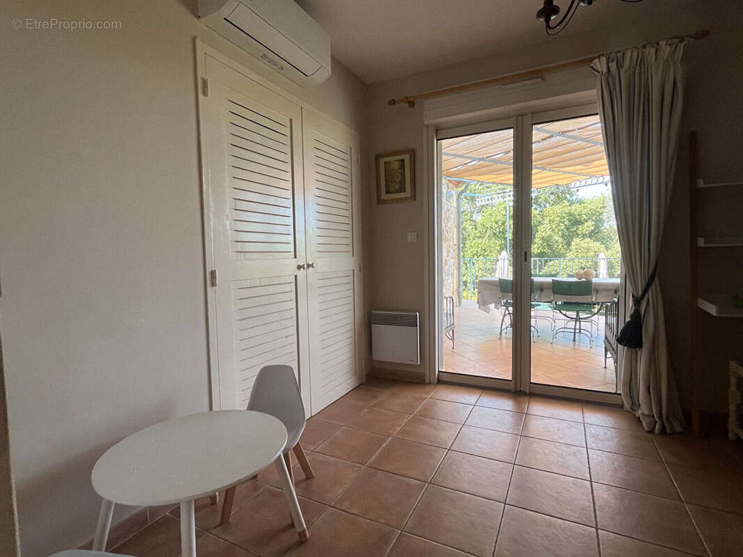 Luxueuse villa , 5 chambres avec piscine et garage, climatisation et vue panoramique exceptionnelle. - photo 9