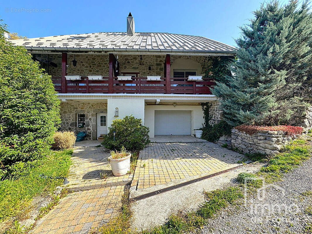 Maison à CHEZERY-FORENS