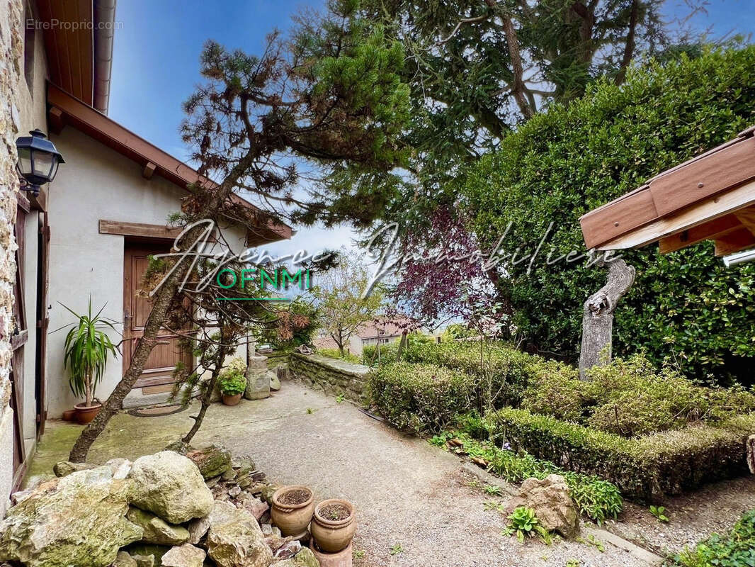 Maison à LA TOUR-EN-JAREZ