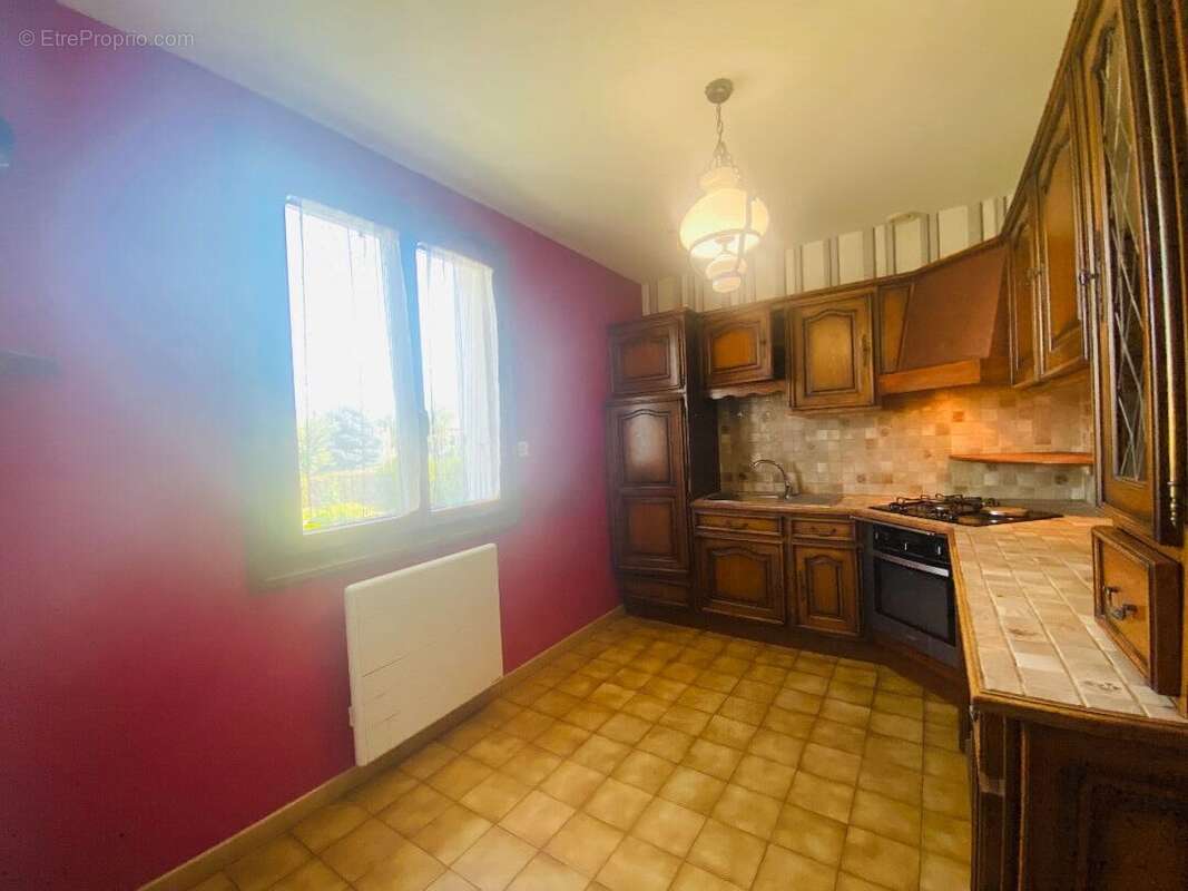 A vendre à la Chapelaude - Maison 4 chambres sur sous/sol semi-enterrée avec garage pour 2 vl - photo 5
