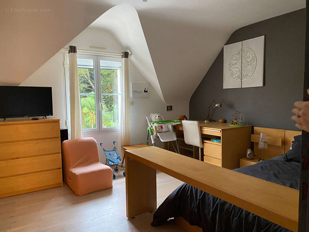 Villa de 180 m² sur une parcelle de 2400 m² avec piscine chauffée et accès direct sur le golf. - photo 12