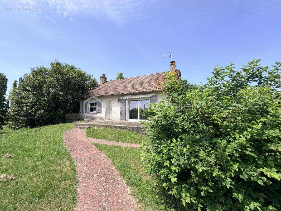 Maison sur sous sol à rénover sur un terrain de 5 761m² - photo 2
