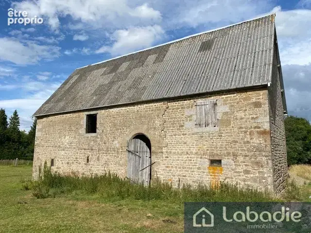 A proximité d'un bourg tous commerces, un beau bâtiment en pierres à rénover, terrain de 3128m2. - photo 9