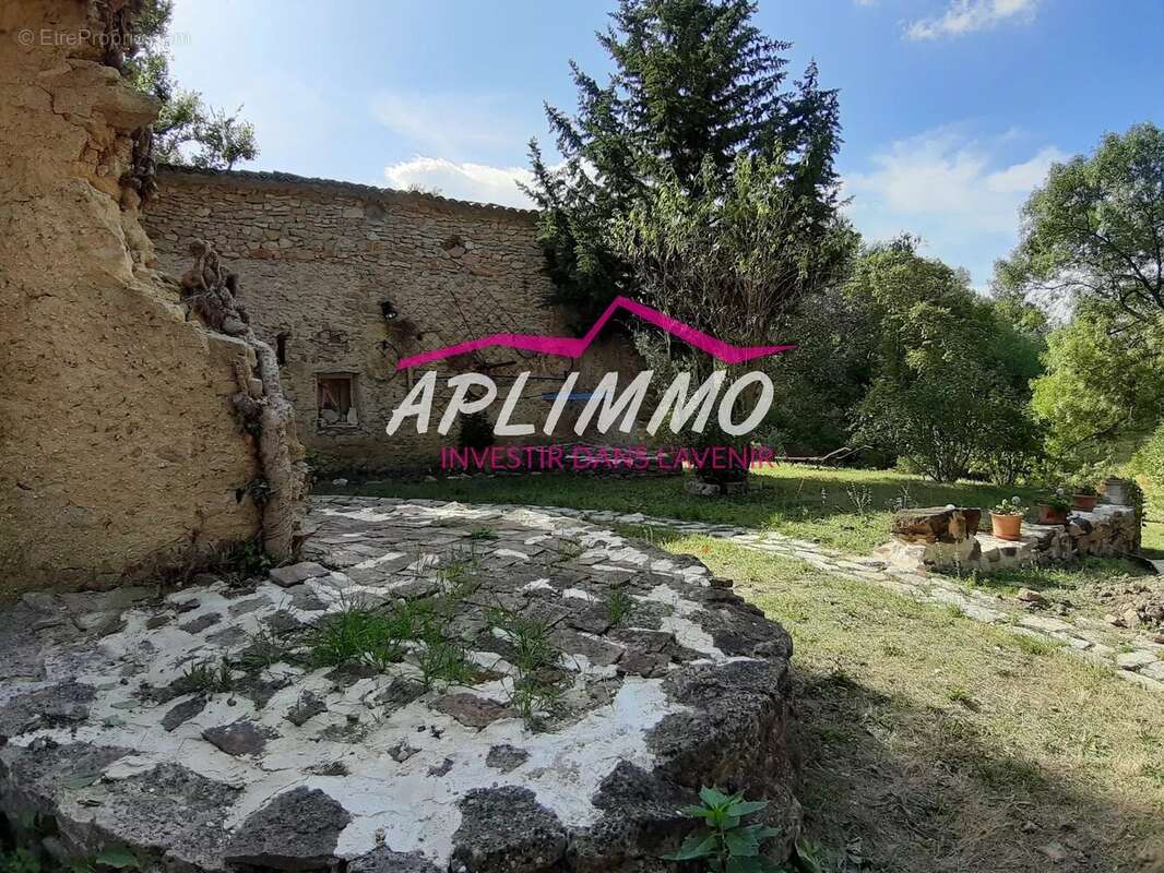 Maison à SAINT-MONTAN