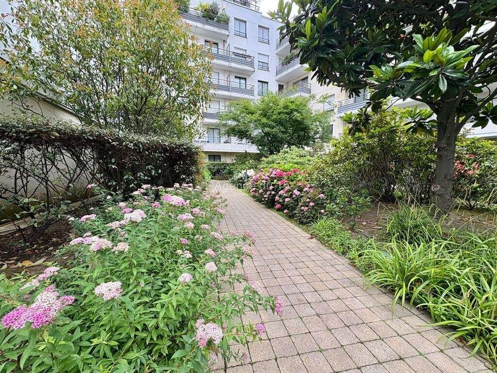 Issy - quai de seine / appartement familial / terrasse / vue degagee / cave / parking / - photo 9