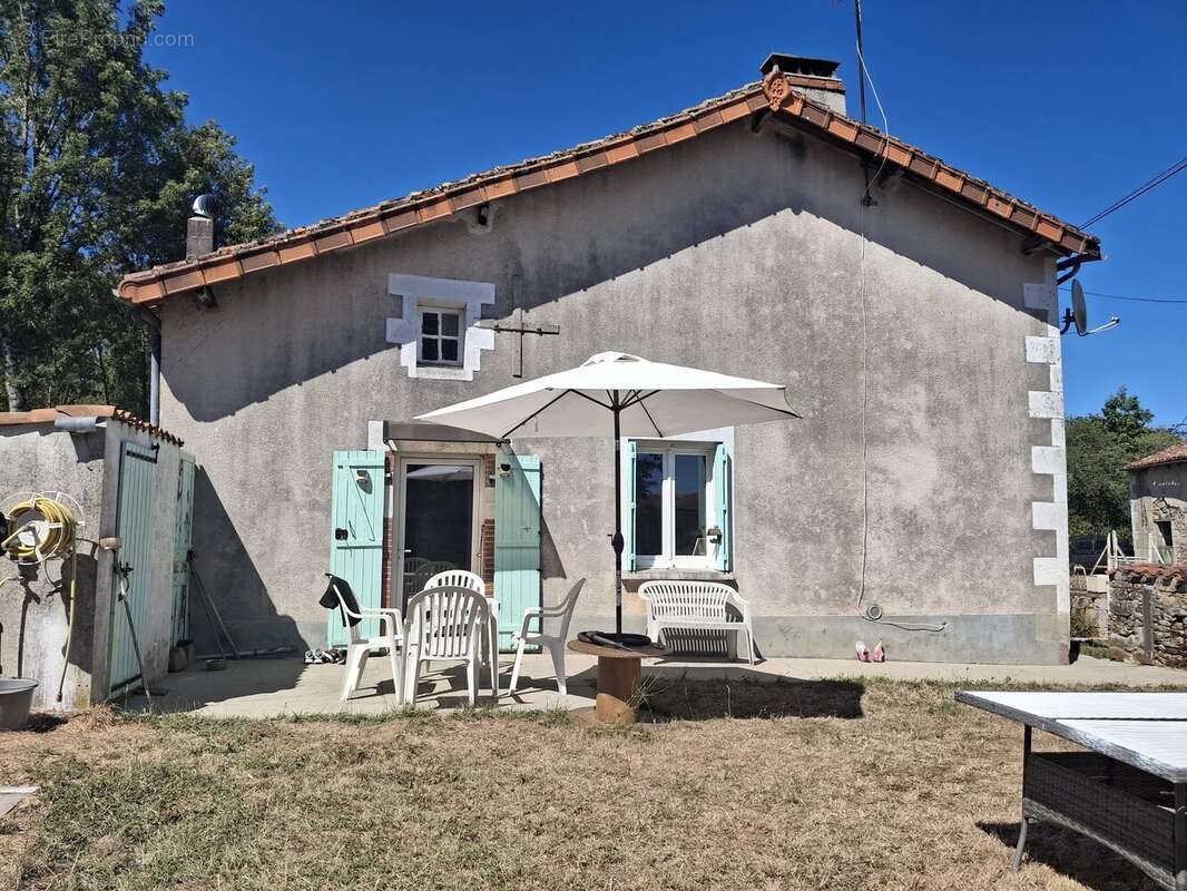 Maison familiale avec de nombreuses dépendances et du terrain - photo 2
