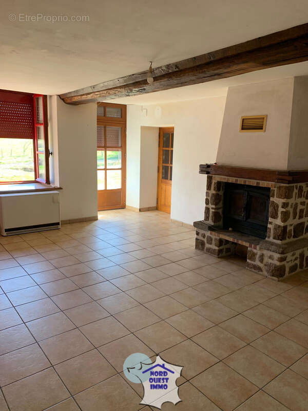 Maison à AMBRIERES-LES-VALLEES