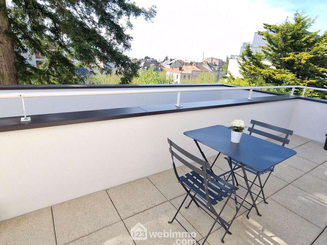 Partie ombragée de la terrasse en milieu d'après-midi. - Appartement à LA ROCHE-SUR-YON
