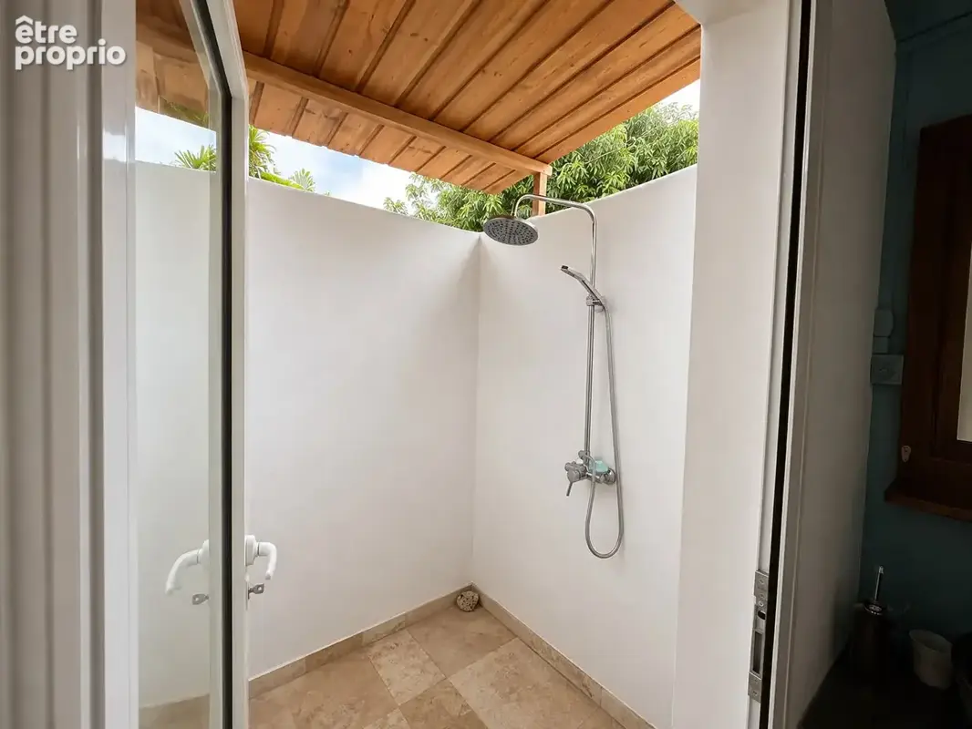 Villa t5 avec piscine et dépendance saint gilles: tout a pieds! - photo 6