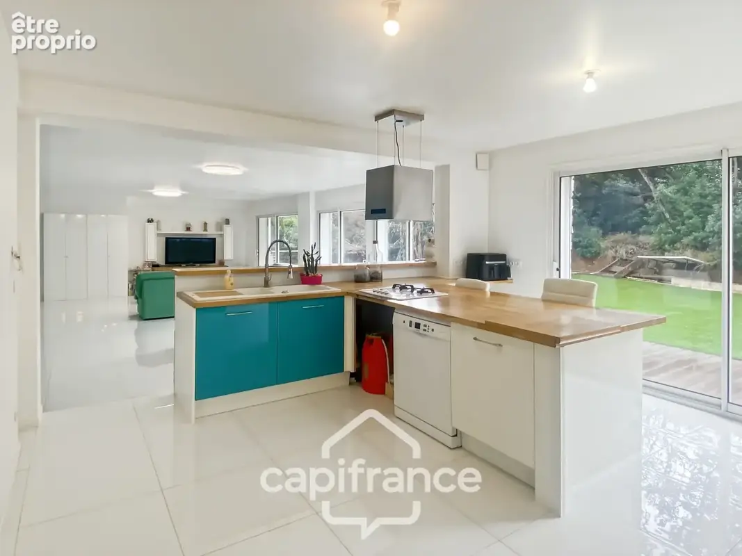 Maison à vendre 8 pièces CARQUEIRANNE (83) - Quartier Canebas - 6 chambres - 220 m2 habitable - Piscine - photo 10