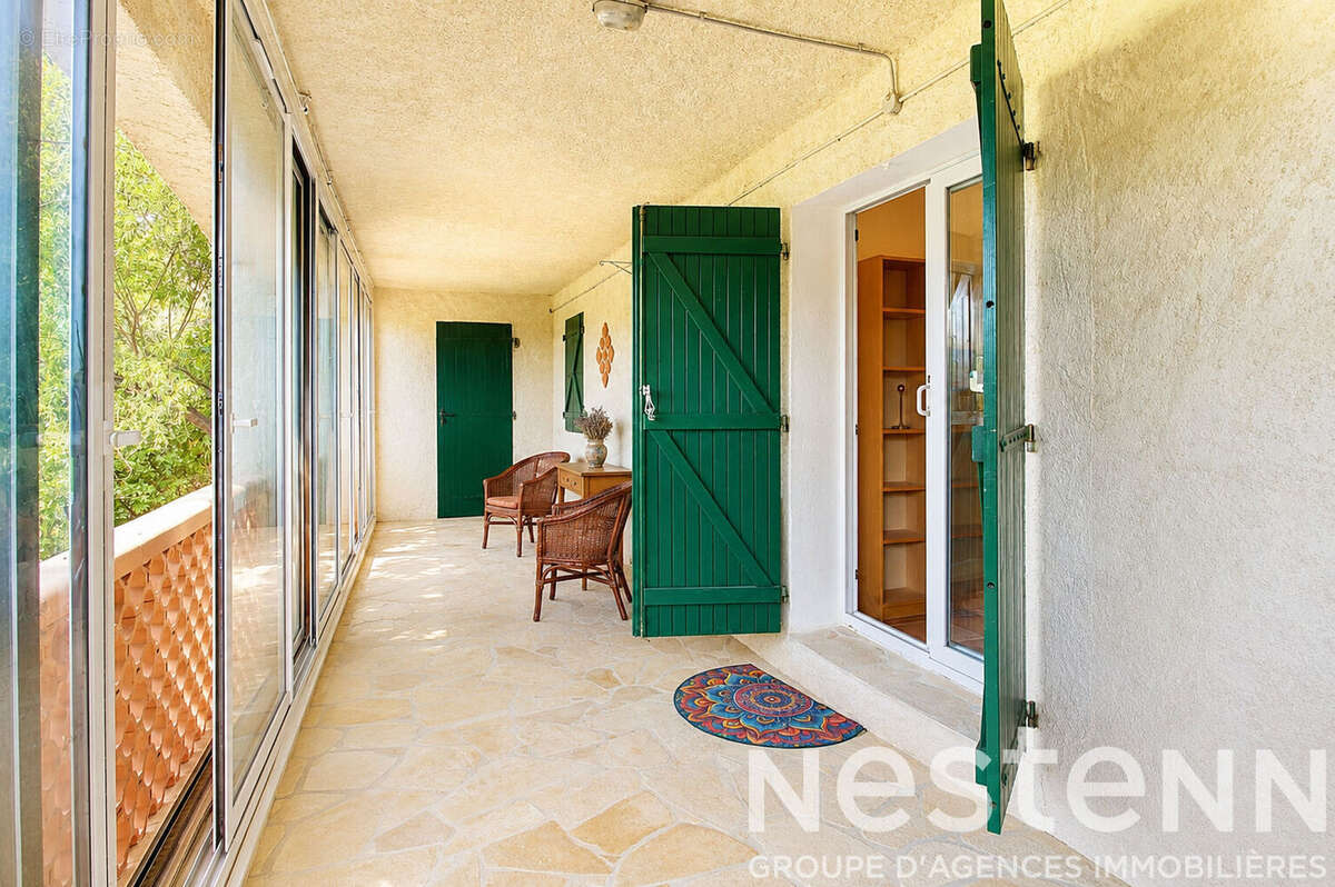 A vendre à Draguignan - Propriété de caractère avec vue panoramique, piscine et beaux volumes - photo 8