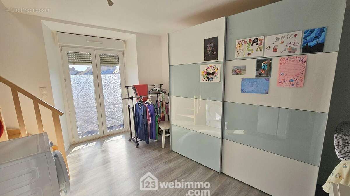 Un bureau de 10,46 m² tout parqueté. - Appartement à PUISEAUX