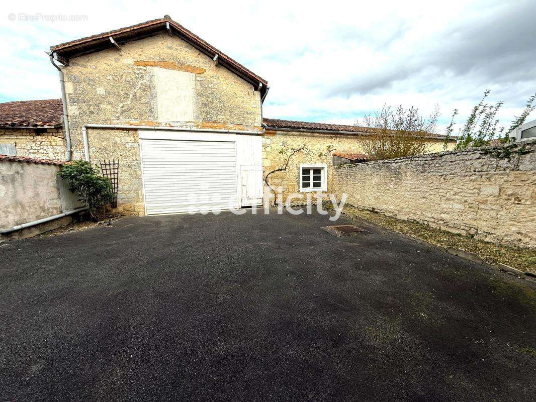 Maison 160 m² à Aunac  - photo 17