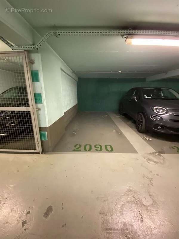 Parking à PARIS-16E