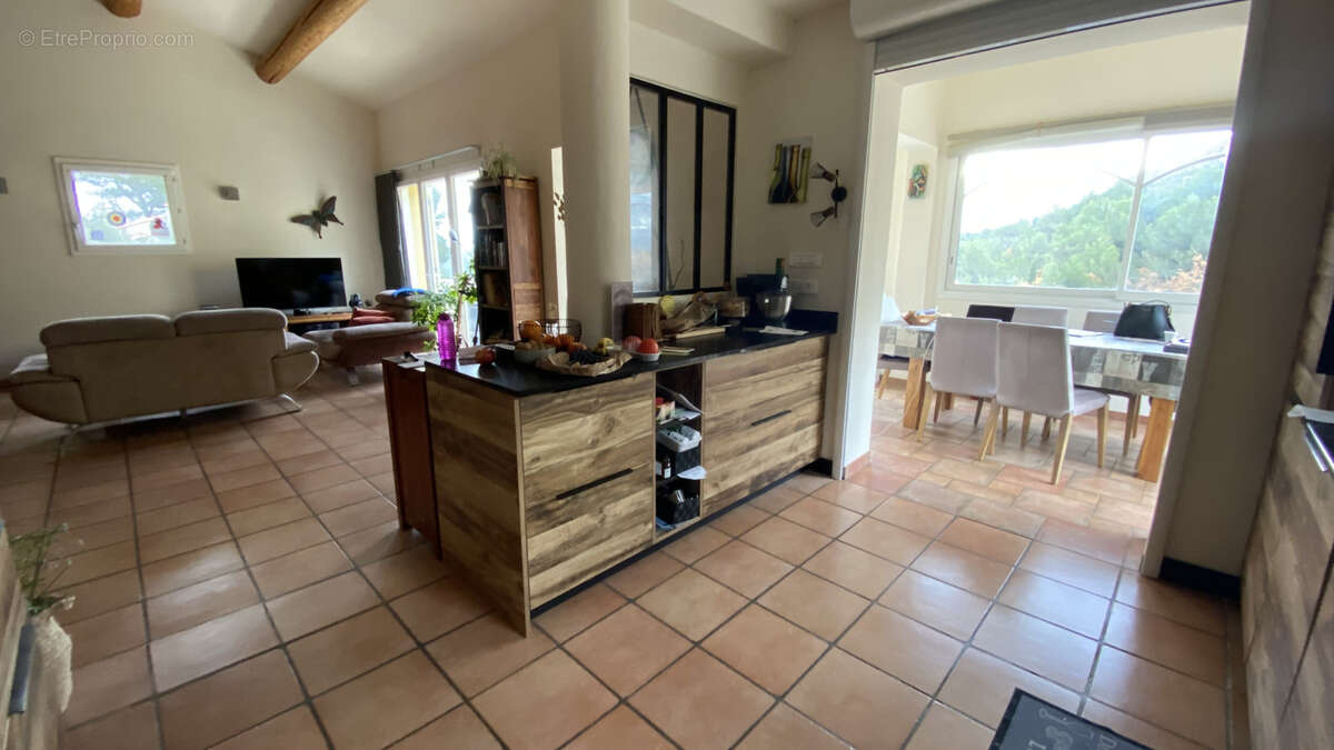 Superbe maison de 150 m2, T5/6, sur un terrain arboré de 4 200 m2 avec dépendance en pierre, piscine et garage - photo 6