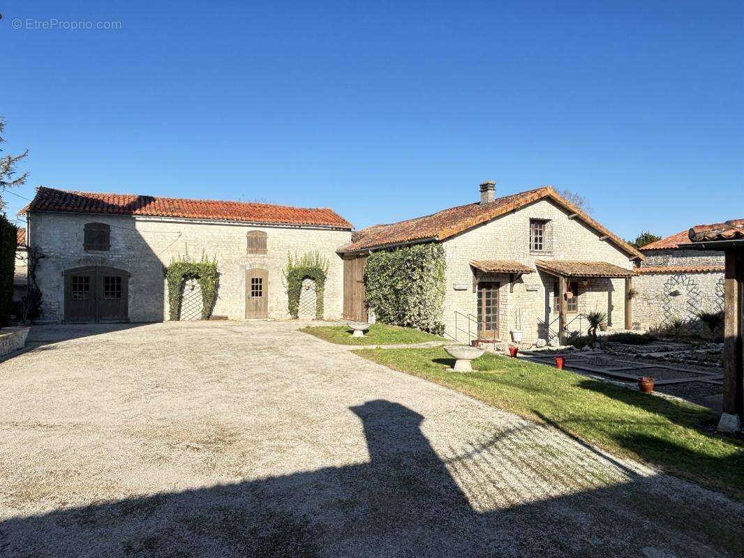 Maison à AIGRE