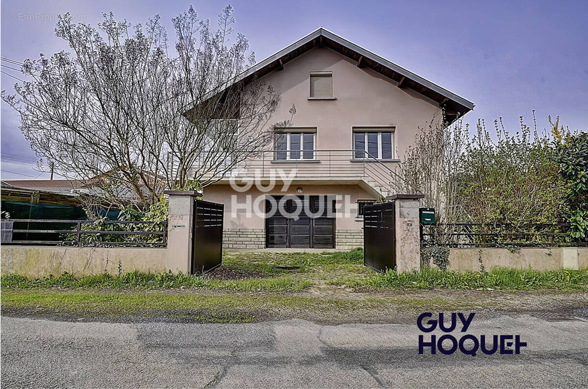 Maison à SAINT-DENIS-LES-BOURG