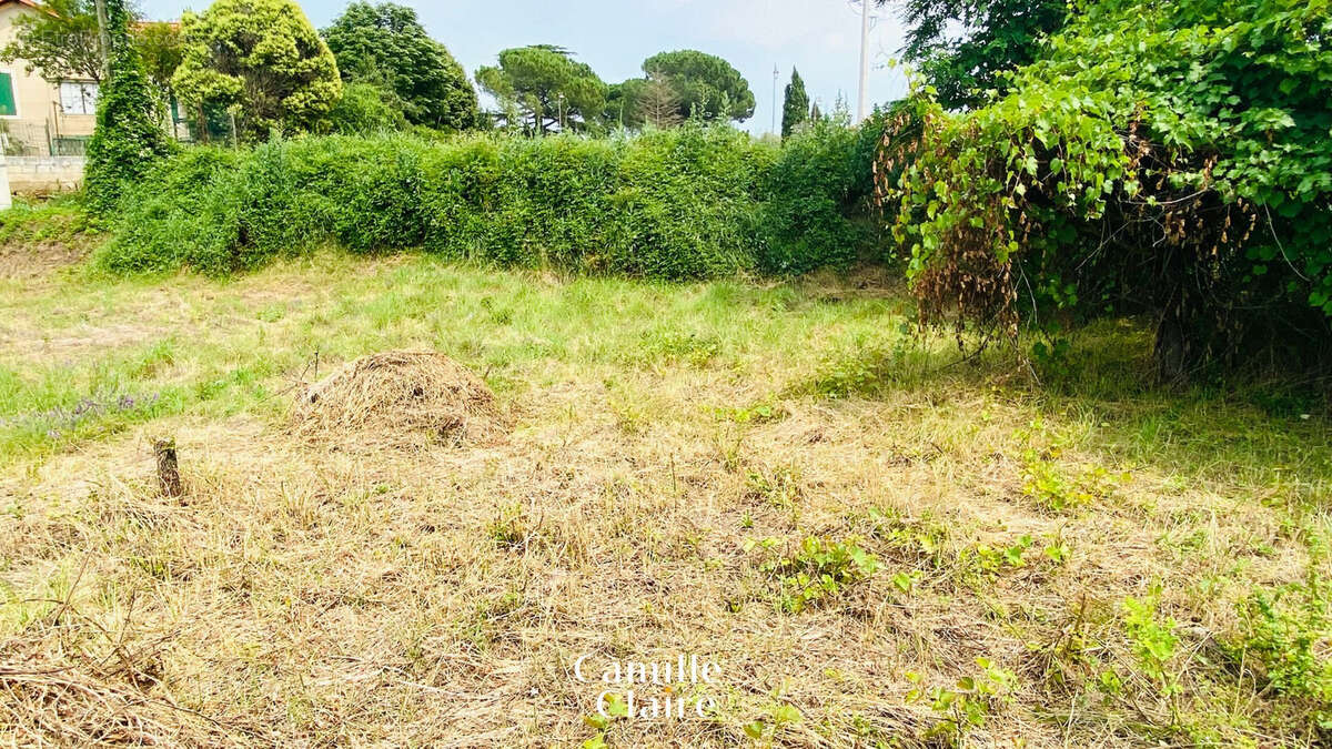Terrain à LA TOUR-D&#039;AIGUES