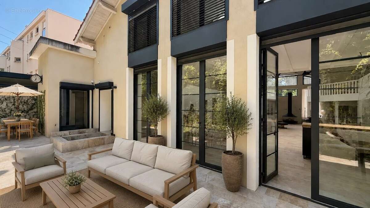 L'histoire continue. Bienvenue dans l'un des lofts les plus extraordinaires de Cannes à deux pas de la Croisette - photo 2
