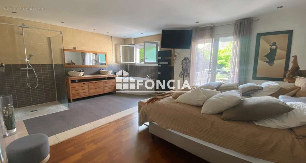 Foncia Le Raincy vous présente cette agréable maison familiale située dans le secteur recherché Benoît Malon - photo 6
