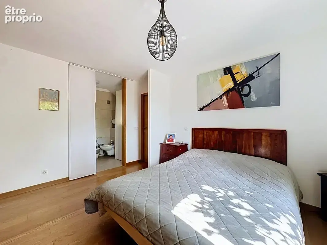 Grande maison familiale de charme avec piscine à débordement, terrasse en bois exotique et terrain arboré de 1 709 m² — Fréjus - photo 17