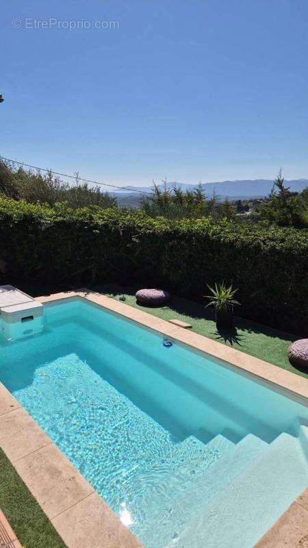 Maison à CHATEAUNEUF-GRASSE