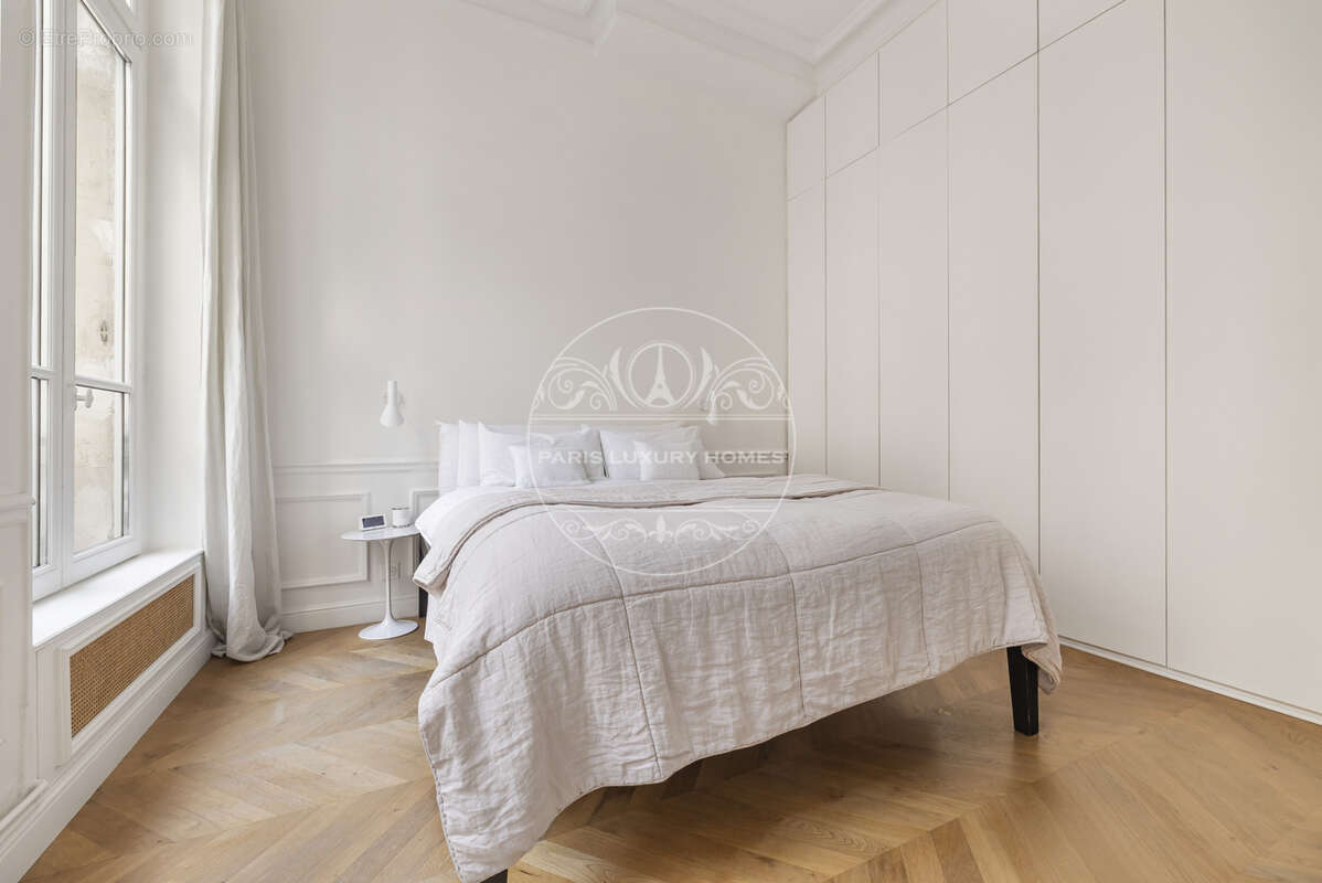 Appartement à PARIS-1E