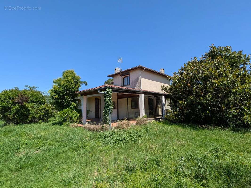 Appartement à PINS-JUSTARET
