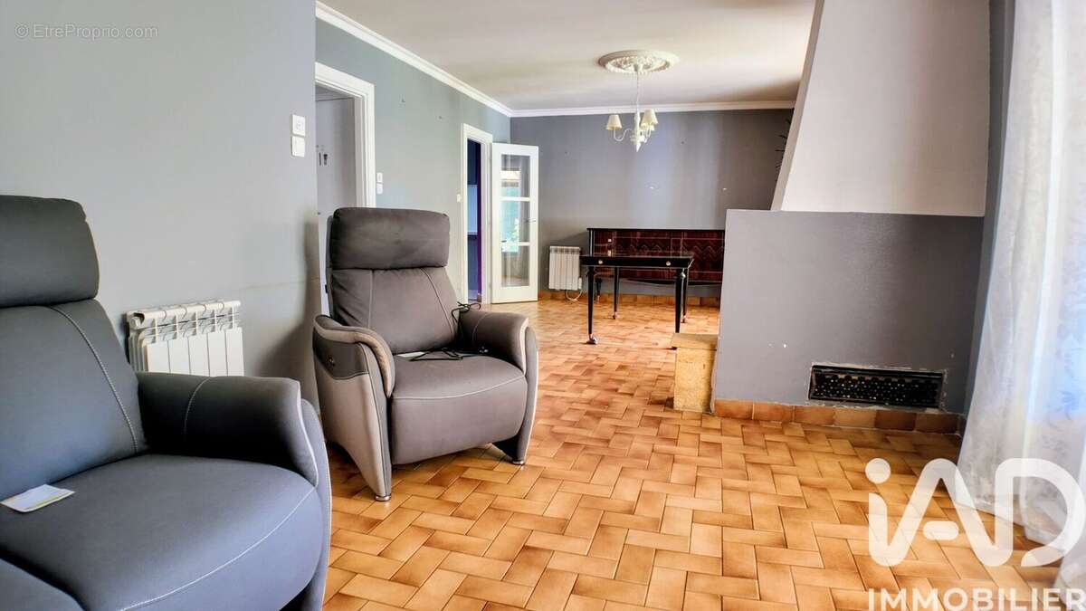 Photo 4 - Maison à LE CHAMBON-FEUGEROLLES