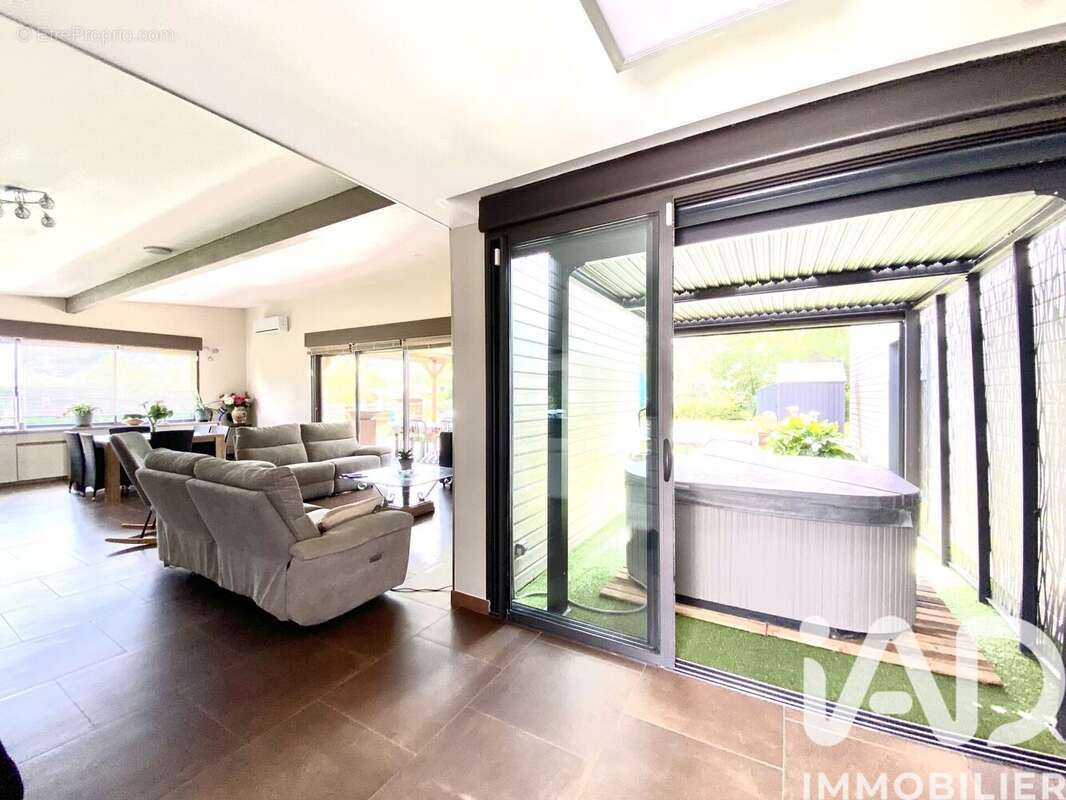 Maison 170 m² à La Gripperie-Saint-Symphorien  - photo 6