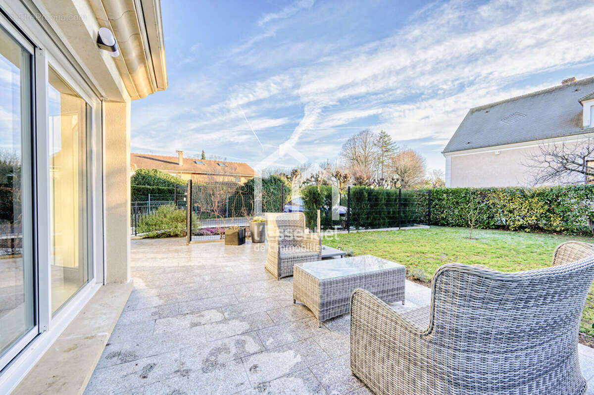 Maison à LE MESNIL-LE-ROI