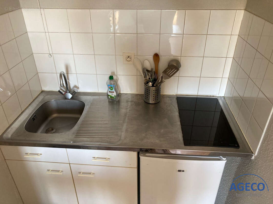 Kitchenette avec plaques vitrocéramiques - Appartement à TOULOUSE