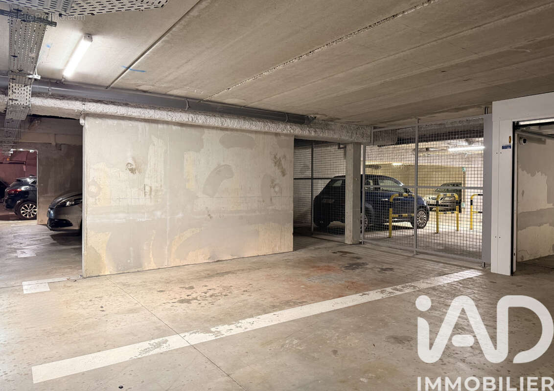 Photo 2 - Parking à GUYANCOURT
