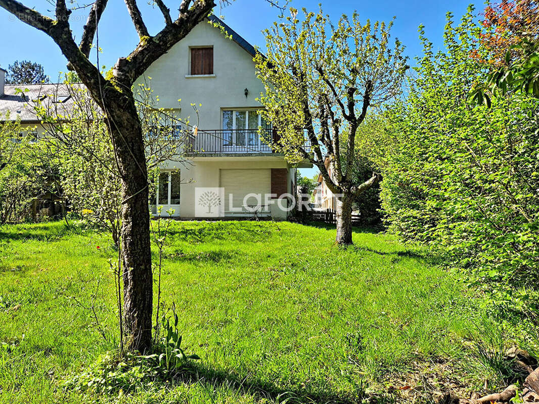 MAISON DE BOURG - LE RHEU - 8 pièces, 5 chambres - 187 m2 - Parcelle 566 m2 - photo 2