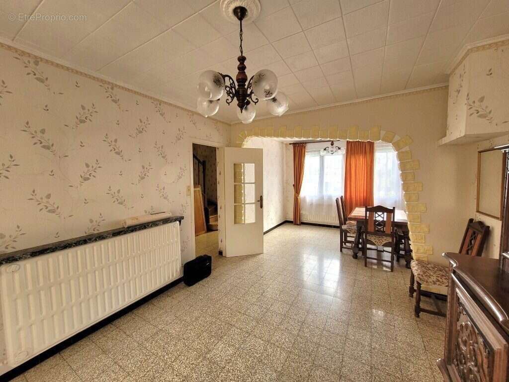 Maison à AVESNES-SUR-HELPE