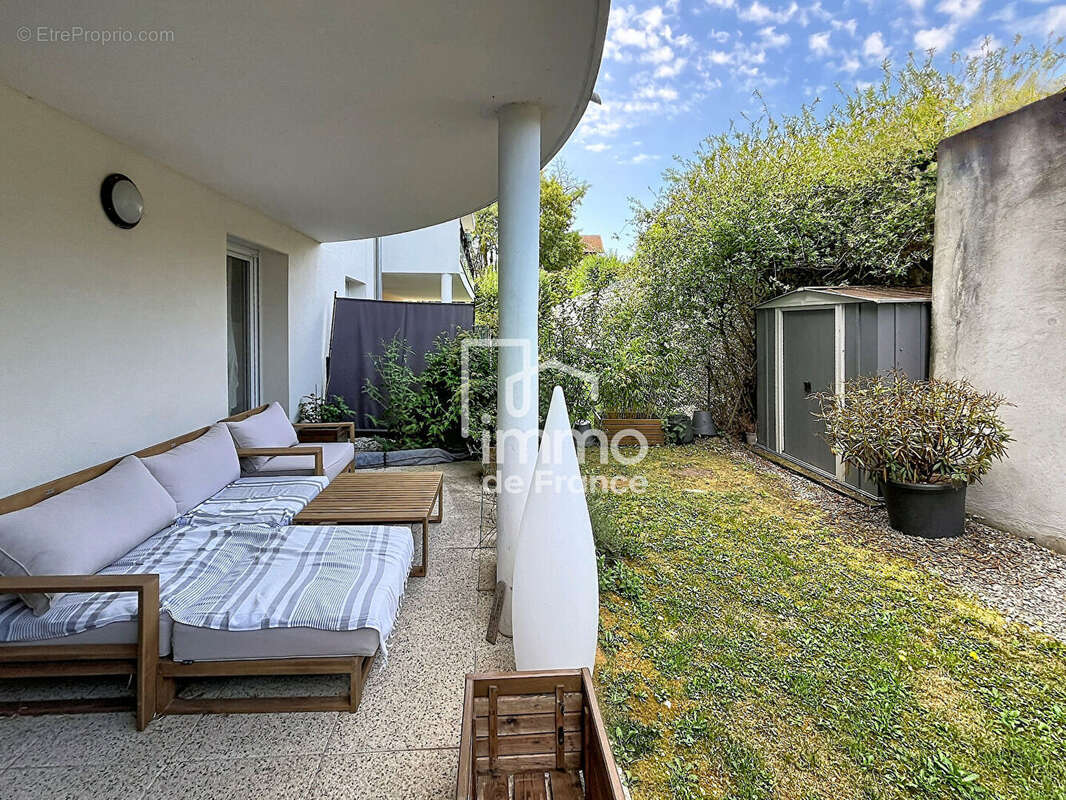 Magnifique T2 de 51 m² en rez-de-jardin avec piscine, garage et place de parking - photo 2