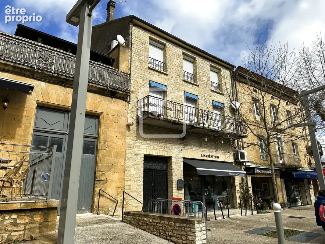 Unique au coeur de Gourdon - Vaste maison de ville avec magasin sur rue passante - photo 1