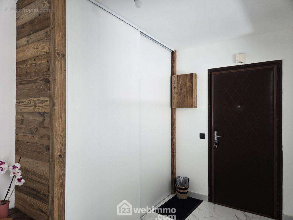 Entièrement rénové avec goût, il dispose d'une entrée spacieuse avec placard, - Appartement à LA BATHIE