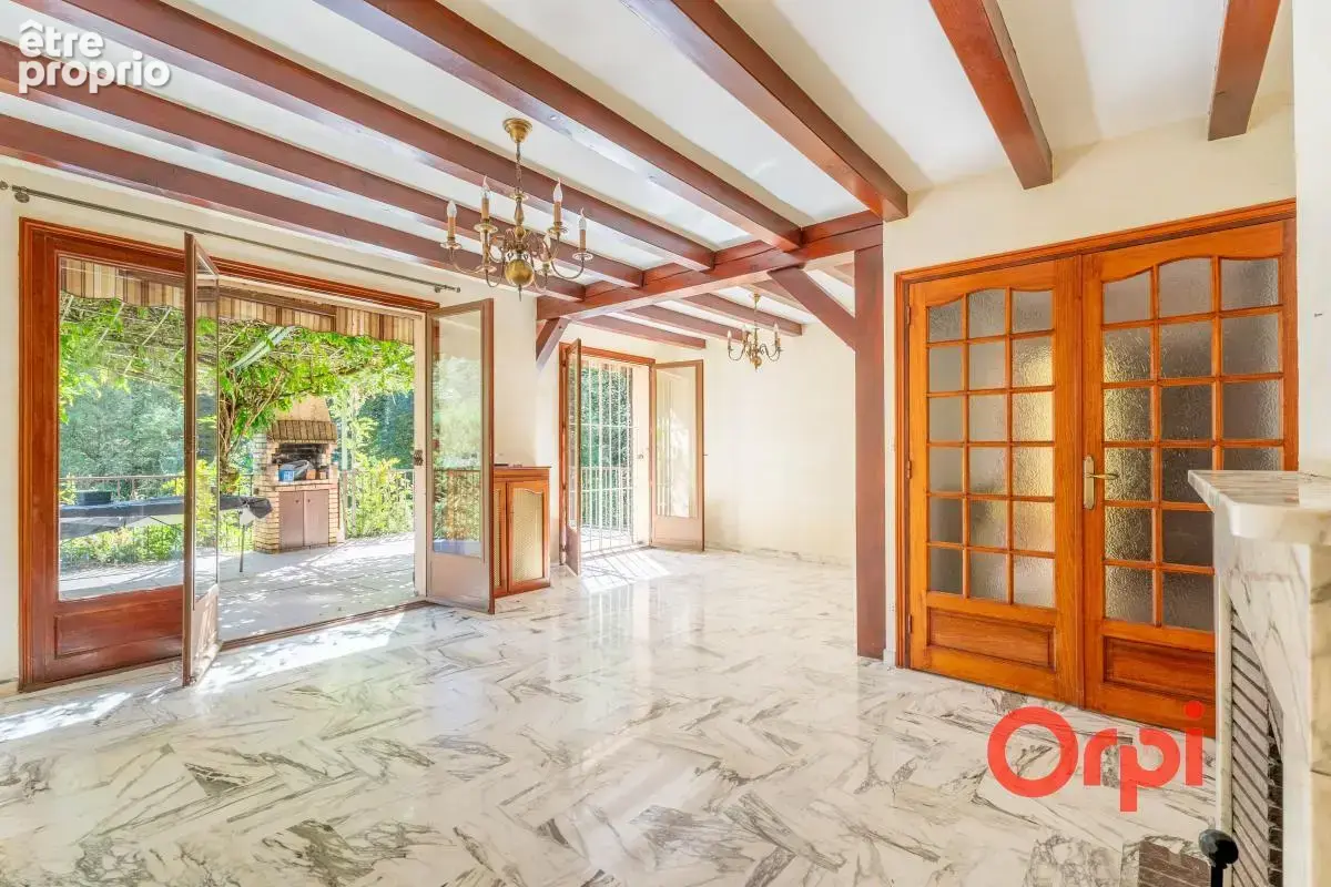 Maison avec beau terrain arboré et ruisseau en contre bas - photo 3