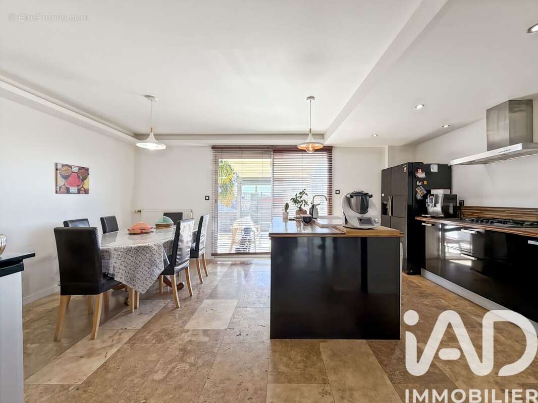 Maison 186 m² à Laval  - photo 4