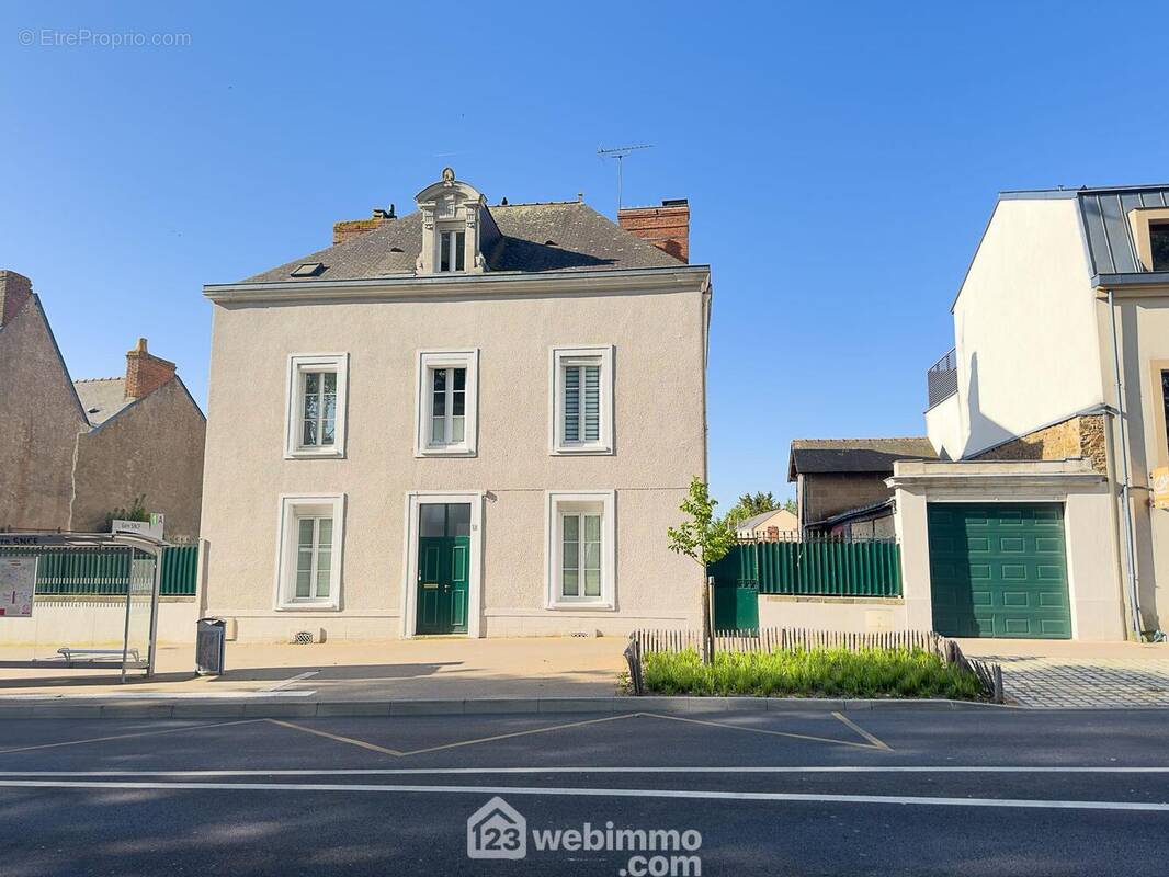 Maison bourgeoise de 1890 proche de la gare avec 5 chambres. - Maison à CHOLET