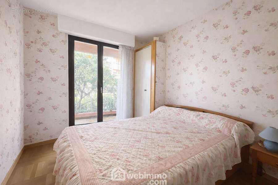 Chambre fonctionnelle ouvrant sur l?extérieur. - Appartement à SAINTE-MAXIME