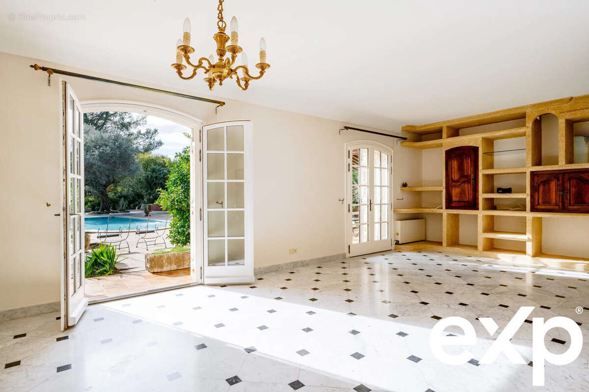 Salon avec cheminée,  ouvert sur terrasse - Maison à NIMES