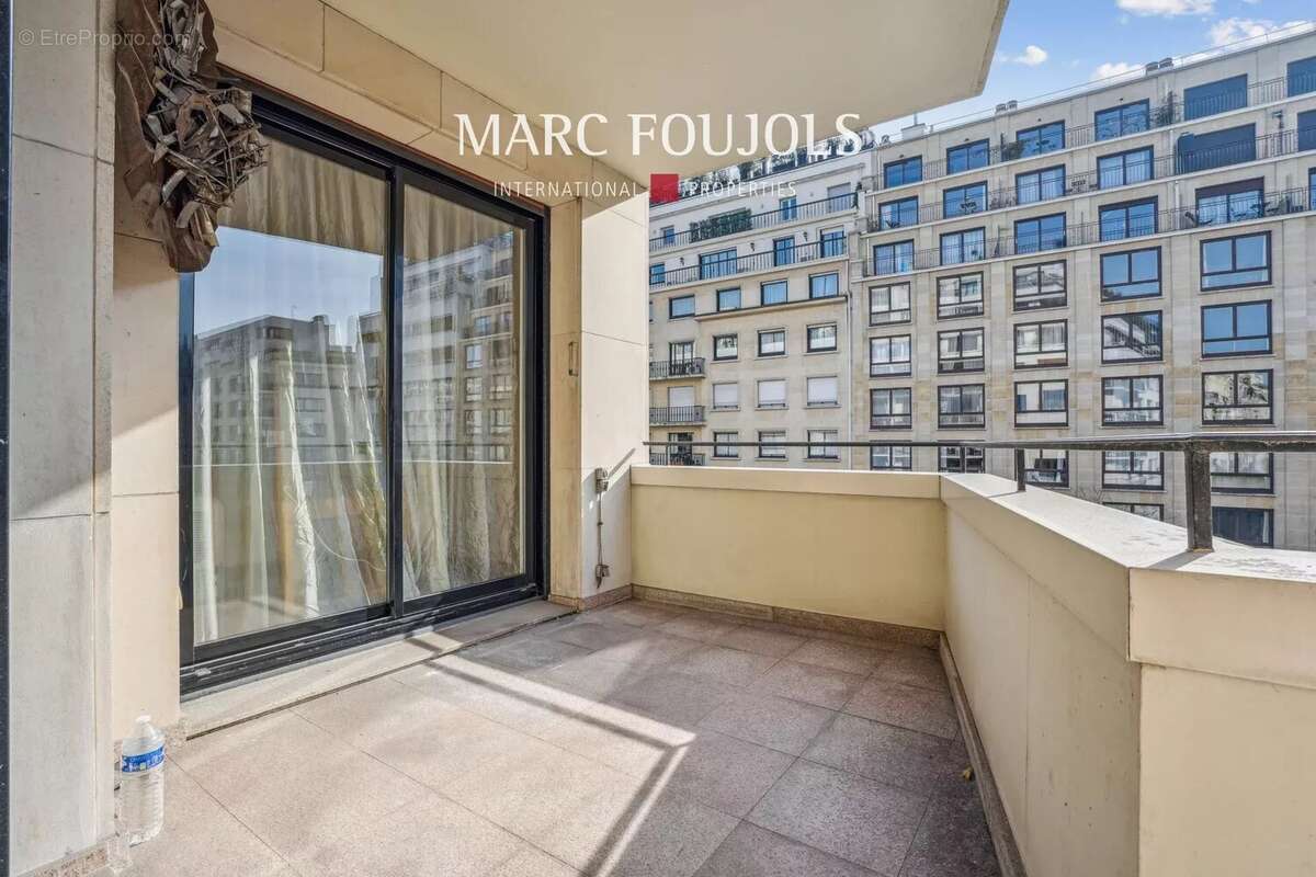 Appartement à PARIS-16E