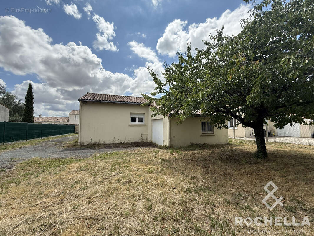 Maison 92 m² à Saint-Julien-De-L'escap  - photo 2