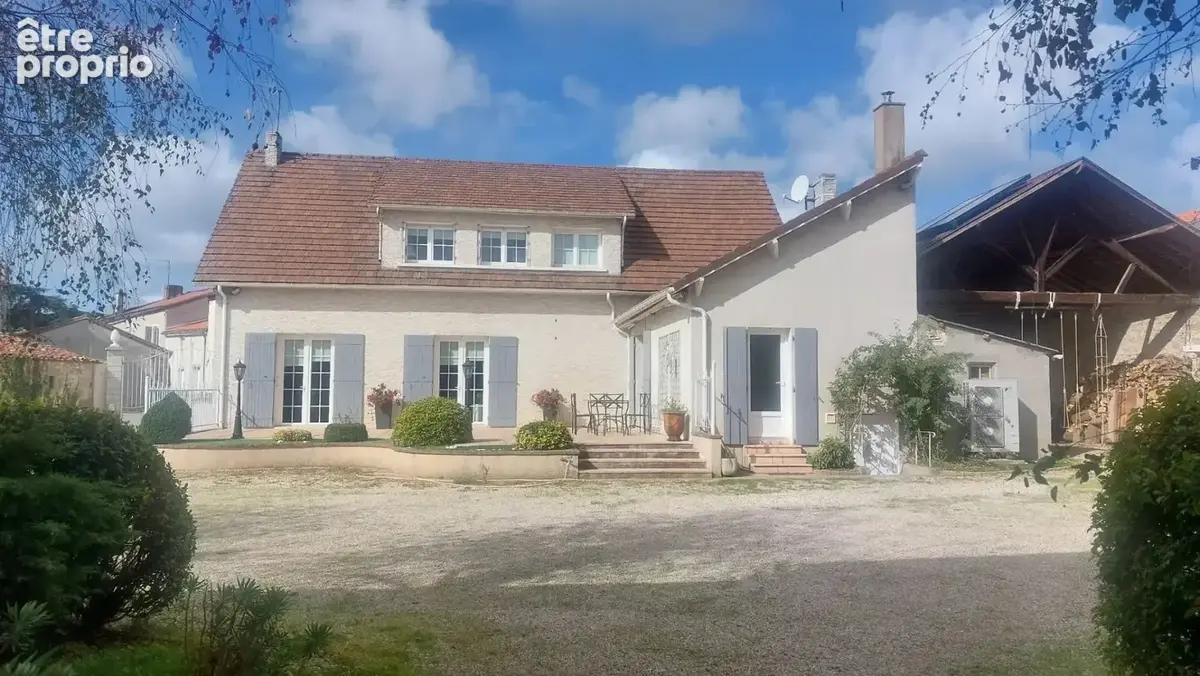 Maison 10 pièces 190 m² à vendre à Nueil-Les-Aubiers (79250) - photo 14