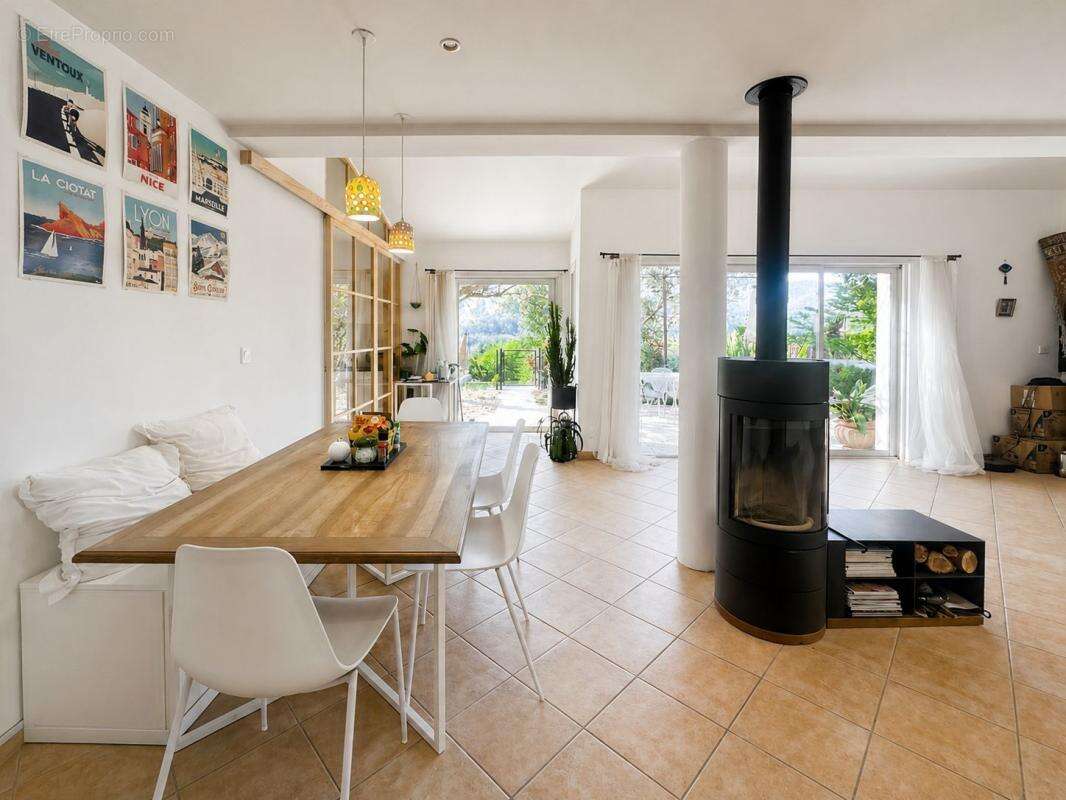 Maison de 140 m² - Trois chambres et un bureau - 1500 m² en restanques - photo 2