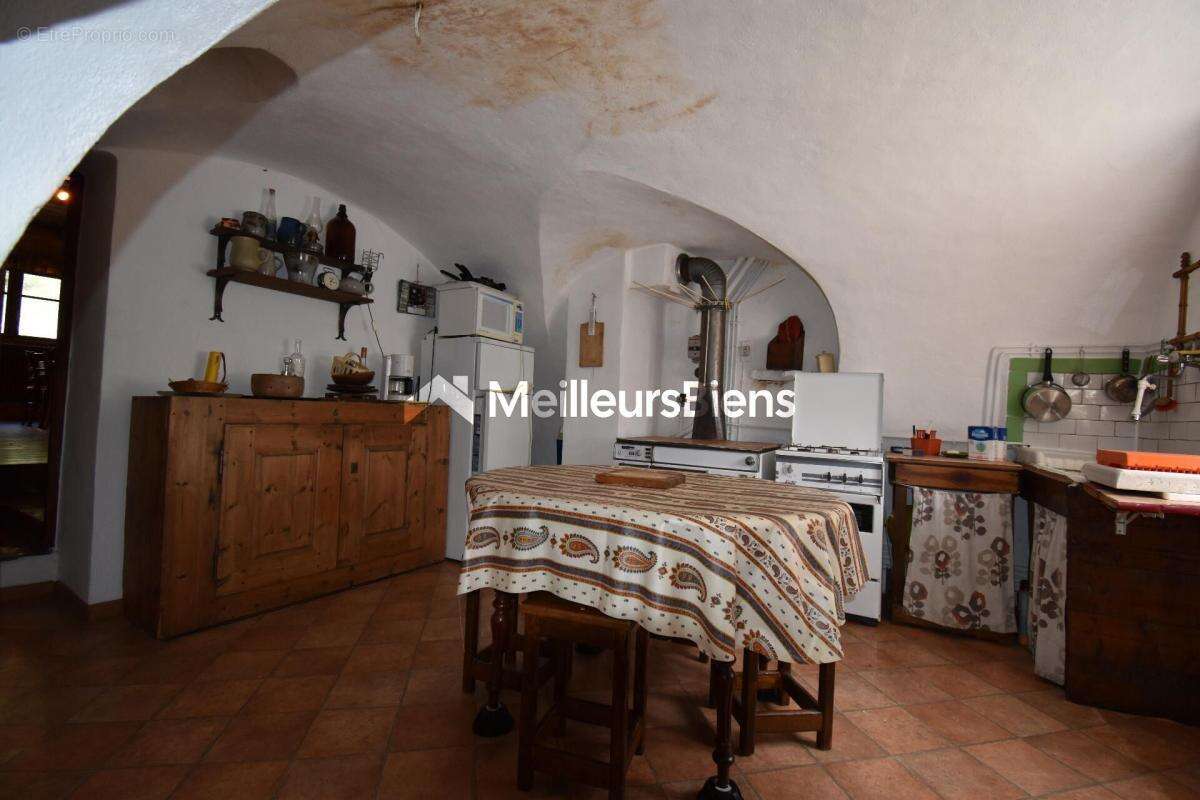 Maison de village, mitoyenne, à Névache, 140 m², 4 chambres, petit jardin, cave voûtée et cheminée - photo 3
