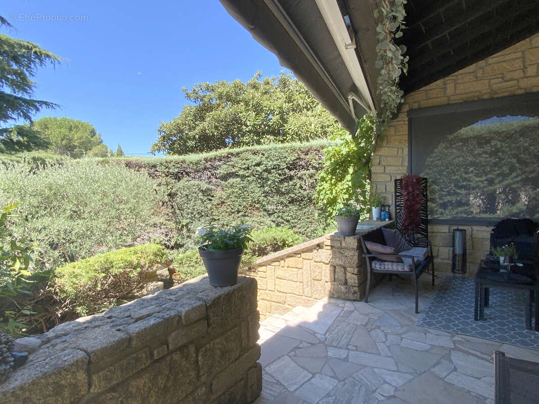 Villa cossue située à Uzès avec terrain de 1400 m2 avec piscine. - photo 8